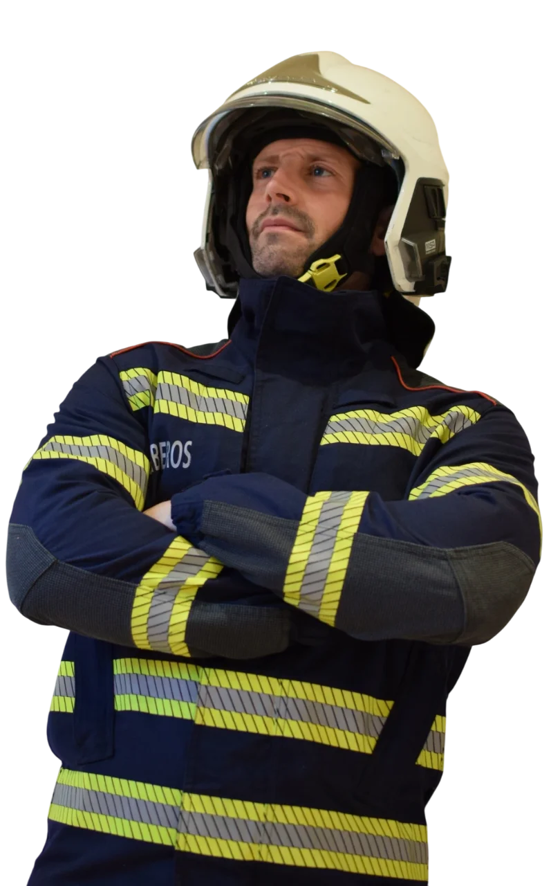 bombero con brazos cruzados