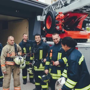 equipo de bomberos preparandose para salir a rescate