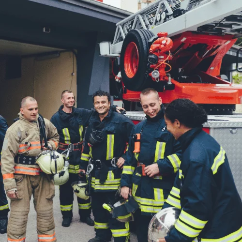 equipo de bomberos preparandose para salir a rescate