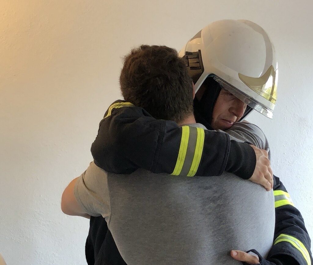 abrazo con alumno 2 - Academia online ECUB